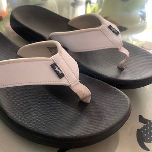 Women’s Nike flip-flop sandals — 7